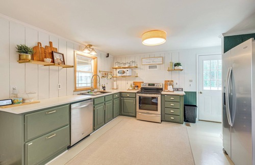 Deltaville House | Hot Tub, Sunrooms & Fire Pits: Deltaville Home!