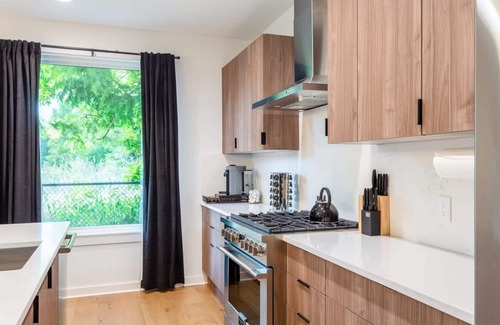 Govalle House | Hot Tub Time Machine Clubhouse DT 6 Min Drive