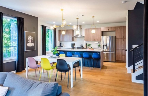 Govalle House | Hot Tub Time Machine Clubhouse DT 6 Min Drive