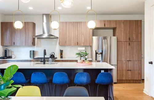 Govalle House | Hot Tub Time Machine Clubhouse DT 6 Min Drive
