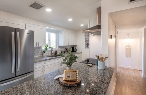 Twentynine Palms House | ★Hot tub under the stars★ 3 King Beds, Cowboy Pool, Desert Views, Fire Pit, EV