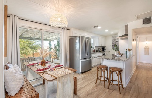 Twentynine Palms House | ★Hot tub under the stars★ 3 King Beds, Cowboy Pool, Desert Views, Fire Pit, EV