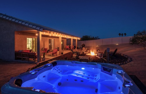 Twentynine Palms House | ★Hot tub under the stars★ 4-King Beds, Cowboy Pool, Game Room, Fire Pit, JTNP