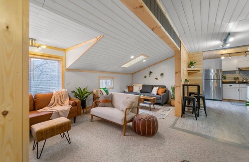 New Market Cabin | 🔥hot tub, view, 🐕 friendly modern cabin
