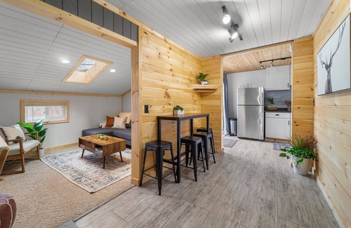 New Market Cabin | 🔥hot tub, view, 🐕 friendly modern cabin