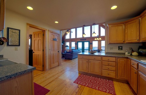 Wolf Laurel Cabin | Hot Tub, Views & Arcade Fun + Biltmore Pass | Pet-Friendly Scenic Escape
