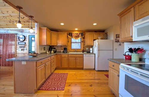 Wolf Laurel Cabin | Hot Tub, Views & Arcade Fun + Biltmore Pass | Pet-Friendly Scenic Escape