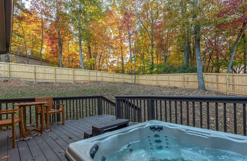 Mills River House | Hot Tub~Views~Fire Pit~Sleeps10~BBQ~Near Asheville