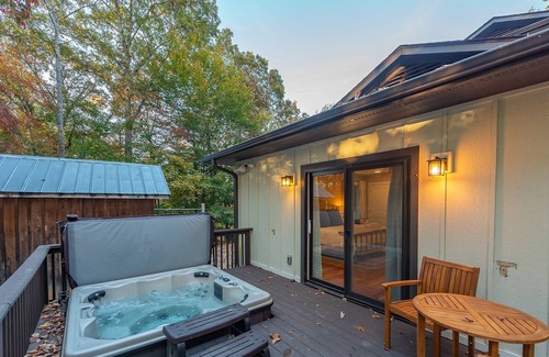 Mills River House | Hot Tub~Views~Fire Pit~Sleeps10~BBQ~Near Asheville