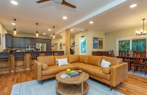 Mills River House | Hot Tub~Views~Fire Pit~Sleeps10~BBQ~Near Asheville