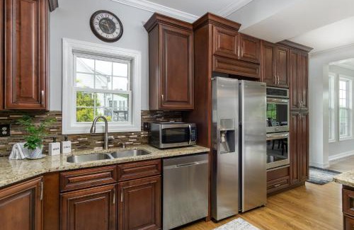 Mars Hill House | Hot Tub, Views & Game Room - 20 min to Downtown Asheville!