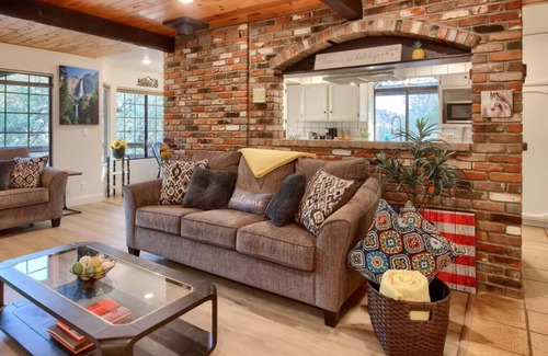 Yosemite Forks House | Hot Tub, Views, Privacy, Game Room, just 5 min from Downtown!
