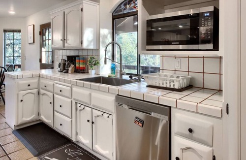 Yosemite Forks House | Hot Tub, Views, Privacy, Game Room, just 5 min from Downtown!