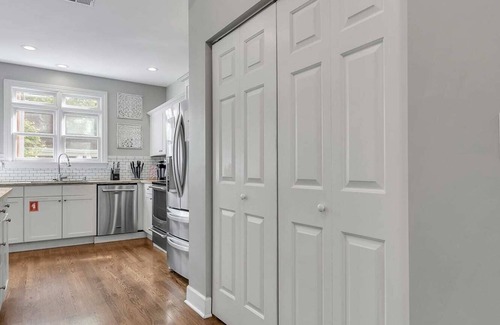 Hollywood - Mt. Vernon House | Hot Tub | Walk to Downtown | Patio | Fire Pit | Game Room