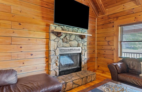 Stanton Cabin | Hot Tub & WiFi | Biggie cabin near Red River Gorge, Kentucky!
