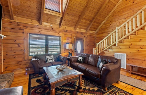 Stanton Cabin | Hot Tub & WiFi | Biggie cabin near Red River Gorge, Kentucky!