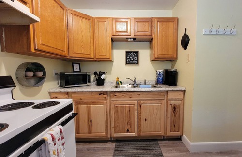 Stanton Cottage | Hot Tub & WiFi - Mimi's Hideaway - Budget-Friendly Escape in Red River Gorge, Kentucky!