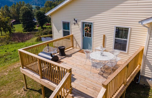 Hazel Green Cottage | Hot Tub, WiFi, Pond - Large Family Cottage - Gorgeous View Cottage - Red River Gorge, Kentucky!