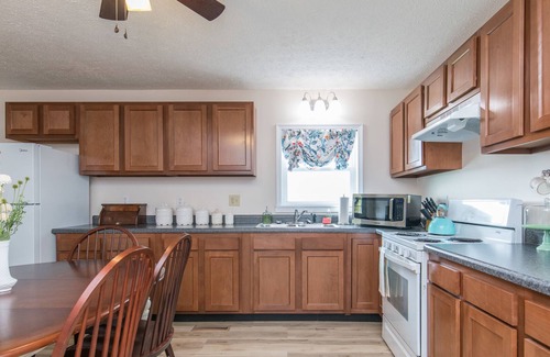 Hazel Green Cottage | Hot Tub, WiFi, Pond - Large Family Cottage - Gorgeous View Cottage - Red River Gorge, Kentucky!