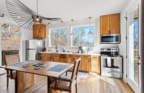 Denniston Ski Chalet | Hot Tub & WiFi - Romantic Cabin - Primrose - Cave Run Lake OR Red River Gorge, Kentucky!