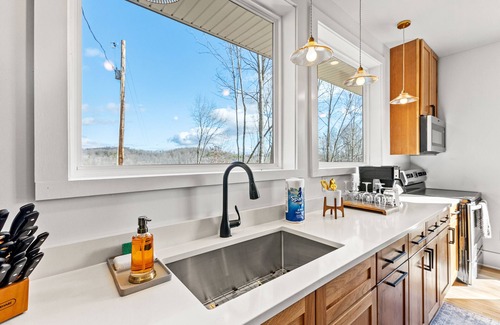 Denniston Ski Chalet | Hot Tub & WiFi - Romantic Cabin - Primrose - Cave Run Lake OR Red River Gorge, Kentucky!