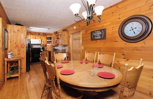 Gatlinburg - Pigeon Forge Cabin | Hot Tub with Mountain Views, Game Room & Fireplace - An Unforgettable Cabin
