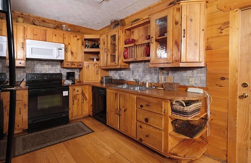 Gatlinburg - Pigeon Forge Cabin | Hot Tub with Mountain Views, Game Room & Fireplace - An Unforgettable Cabin