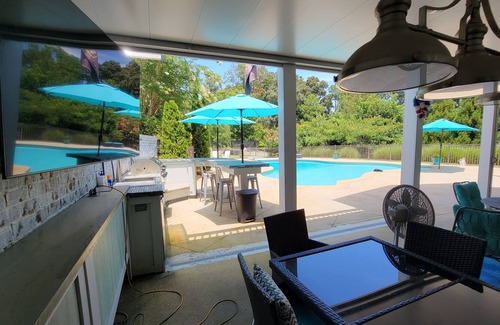 Graysville House | Hot Tub, Wood Fire Pit, 2 Gas Fires, Large pool, Gym, Pool Table, Darts, etc!