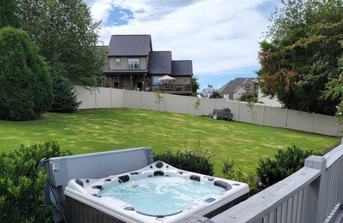 Graysville House | Hot Tub, Wood Fire Pit, 2 Gas Fires, Large pool, Gym, Pool Table, Darts, etc!