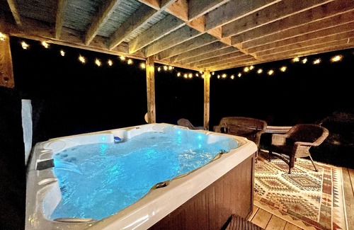 The Galena Territory Cabin | Hot tub, Wood Fireplace, Firepit, Pool/Marina Access
