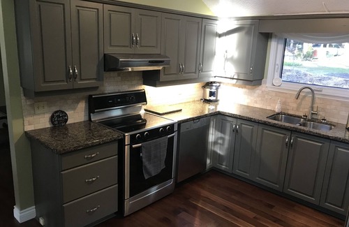 Bracebridge Cottage | Hot Tub-Woodstove-Paddleboards-Kayaks-Canoe-Paddleboat-Campfire Pit-Dogs Welcome