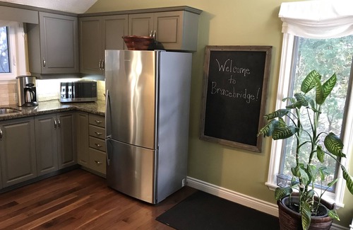 Bracebridge Cottage | Hot Tub-Woodstove-Paddleboards-Kayaks-Canoe-Paddleboat-Campfire Pit-Dogs Welcome