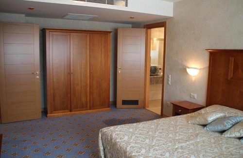 Khanty-Mansiysk Hotel | Hotel КTC Ugra-Classik
