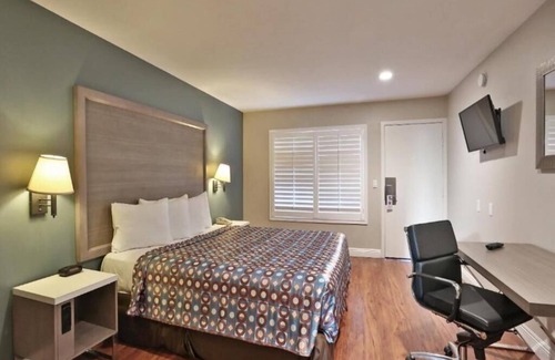 Anaheim Resort Hotel | Hotel 414 Anaheim, Luxurious King Size Bed