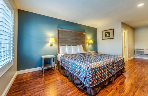 Anaheim Resort Hotel | Hotel 414 Anaheim, Luxurious King Size Bed