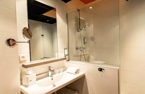 9th Arrondissement Apartment | Hotel Adonis Lyon Dock West - Comfort Double Room
