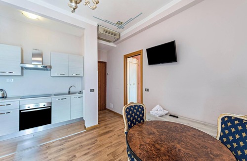 Toscolano Maderno Apartment | Hotel Apartment 'Gardasol Romantic 2 Vista Lago' with Lake View, Pool & Wi-Fi