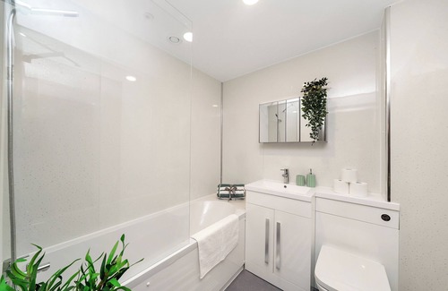 Clementswood Apartment | Hotel Apartment in Ilford
