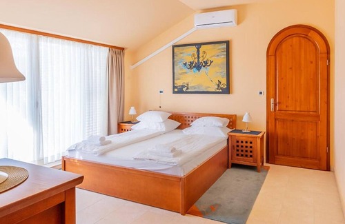 Tribunj Bed & Breakfast | Hotel Arcadium family room with sea view