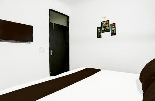 Malviya Nagar Bed & Breakfast | Hotel Aura Opposite Max Hospital