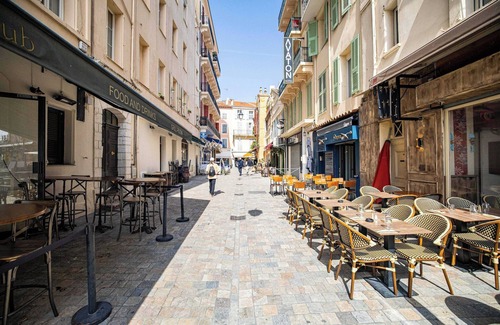 Palais des Festivals - Old Port Apartment | Hotel Avaton - Deluxe Bedroom - Cannes Palais