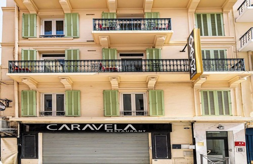 Cannes Old Town Apartment | Hotel Avaton - Deluxe bedroom with private Balcony