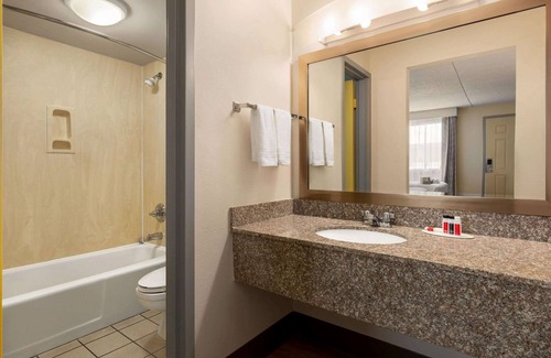 Downtown Chattanooga Hotel | Hotel Bo, a Days Inn by Wyndham Chattanooga Downtown