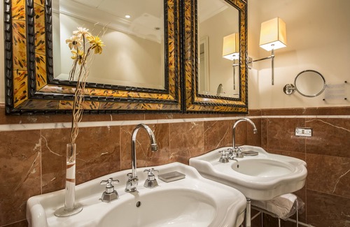 Historic Center Hotel | Hotel Corona d'Oro