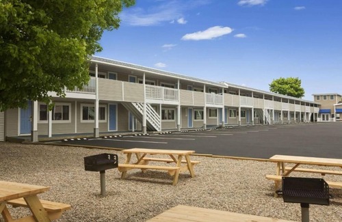 West Yarmouth House | Hotel Deluxe 2 Queen Size beds in the HEART of Cape, 2 Min from Hyannis MS