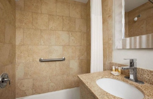 West Yarmouth House | Hotel Deluxe 2 Queen Size beds in the HEART of Cape, 2 Min from Hyannis MS