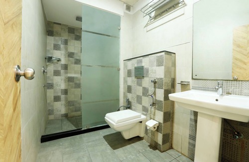 Noida Hotel | Hotel Emerald Suites & Banquet