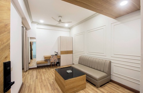 Noida Hotel | Hotel Emerald Suites & Banquet