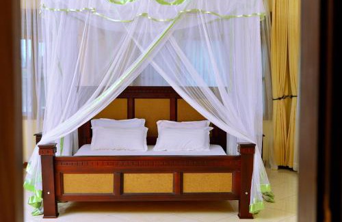 Entebbe Bed & Breakfast | HOTEL EMRA