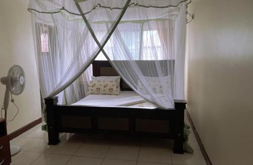 Entebbe Bed & Breakfast | HOTEL EMRA